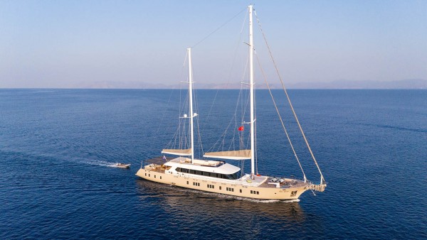 De Love Sailing Yacht