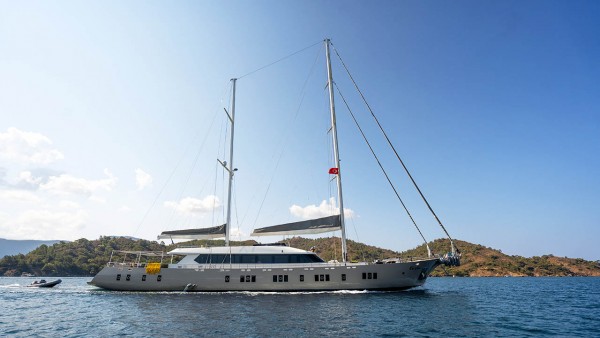 Sailing Yacht De Love